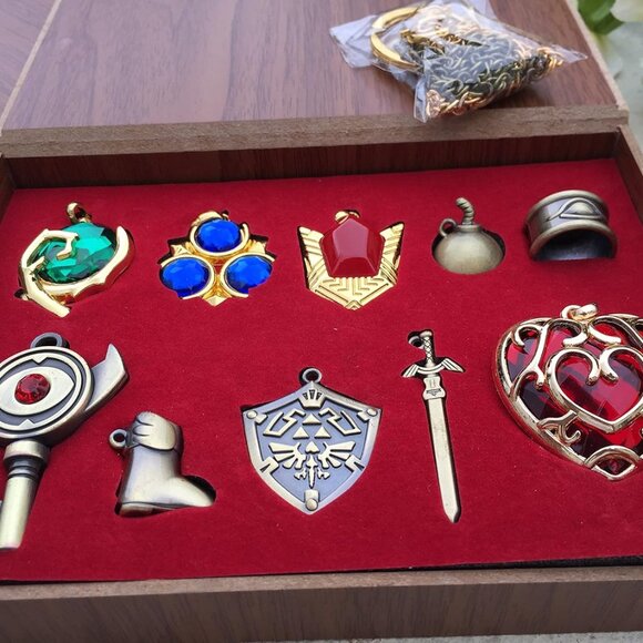 Legend of Zelda Jewelry Set Hylian Shield Master Sword Necklace Keychain - Picture 6 of 6